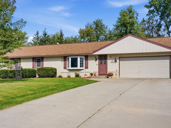 N65W28506 Fairlane Dr, Merton, WI 53029