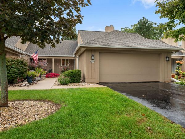 10104 N Gettysburg Ct, Mequon, WI 53092