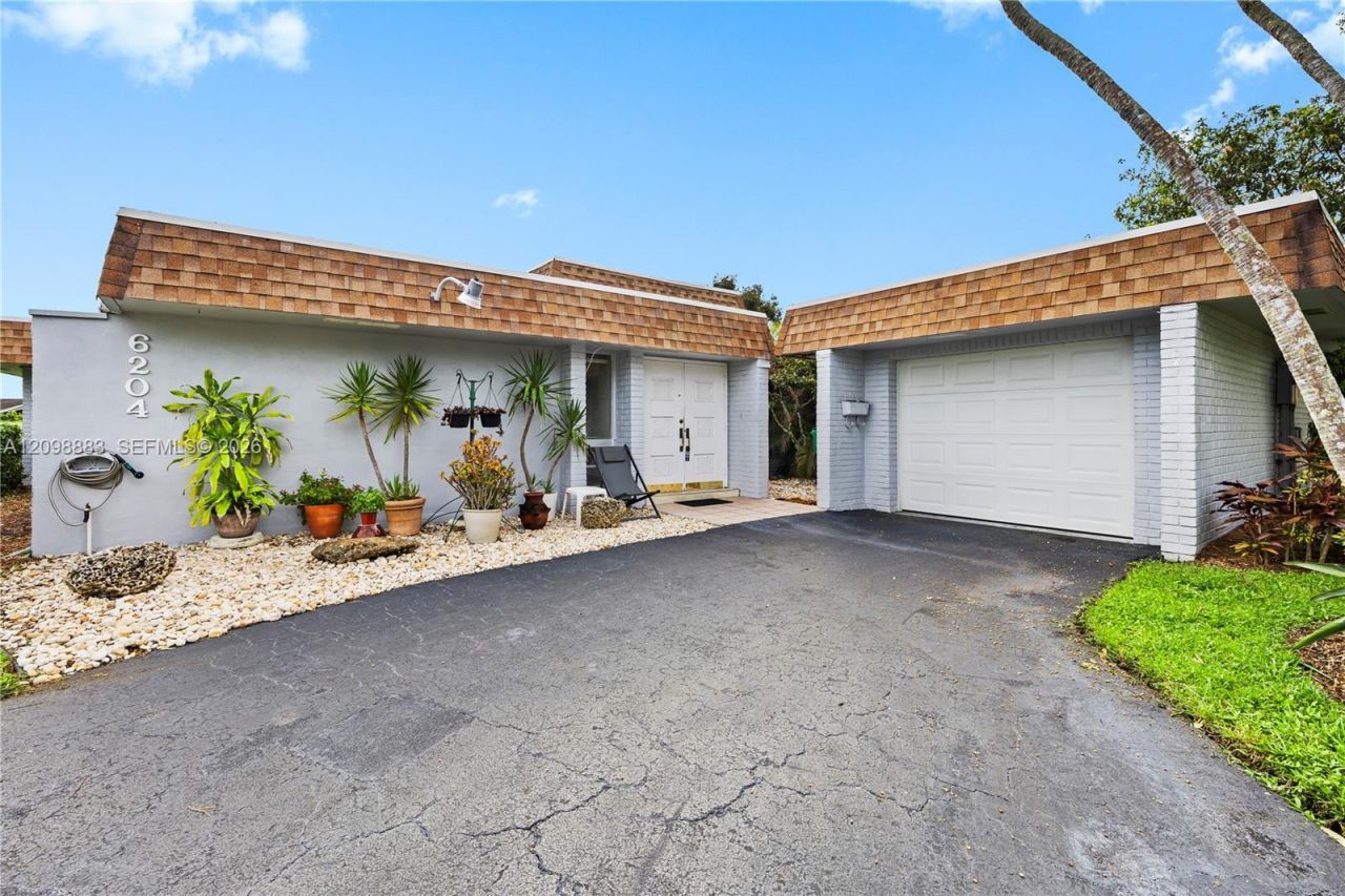 6204 Jacaranda Cir , Tamarac, FL 33319 Photo