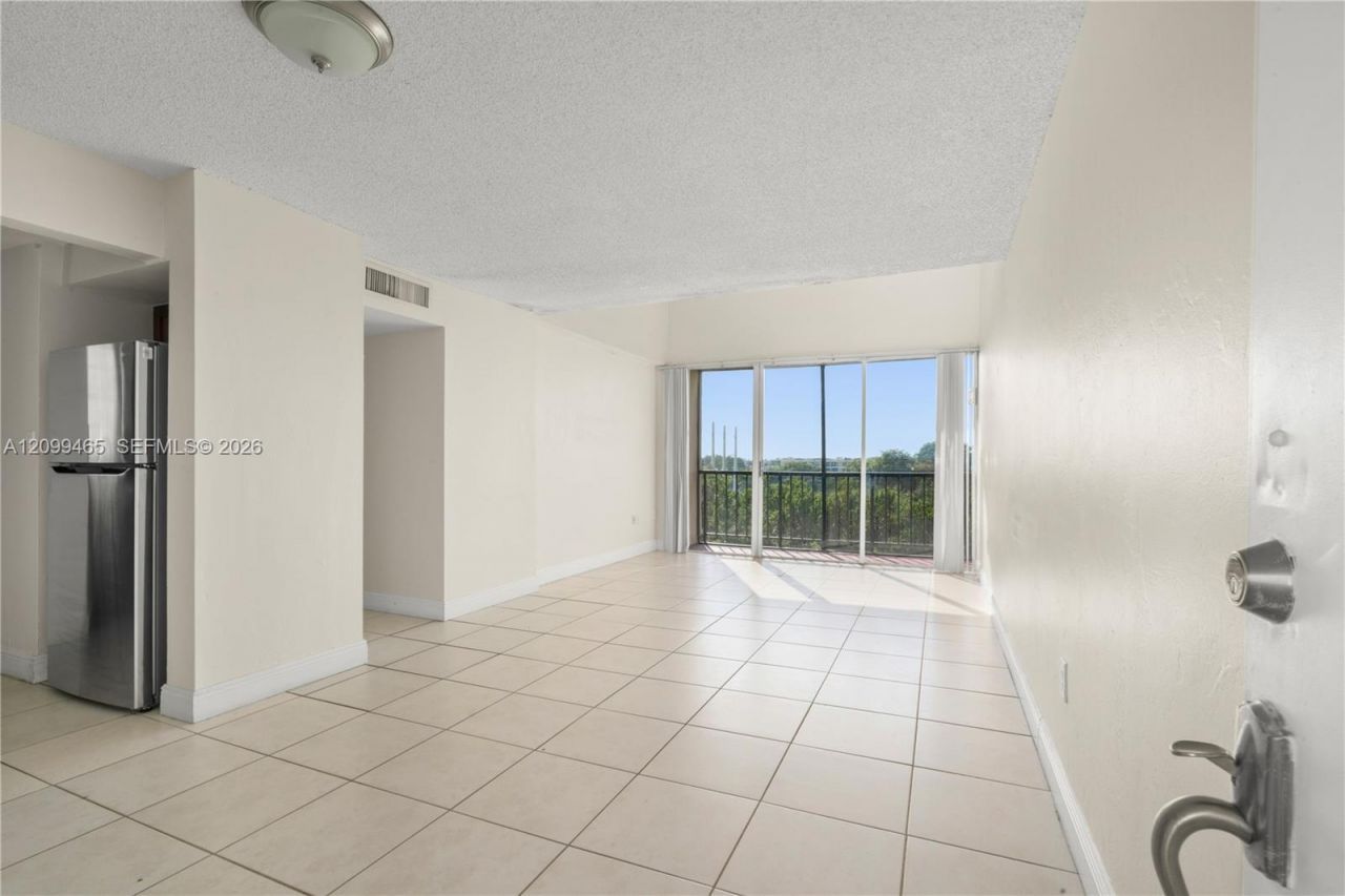8870 Fontainebleau Blvd , Unit 503, Miami, FL 33172 Photo