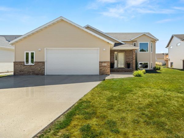 821 16th Avenue W, West Fargo, ND 58078