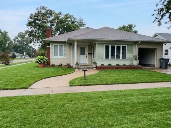 501 9th Avenue , De Witt, IA 52742