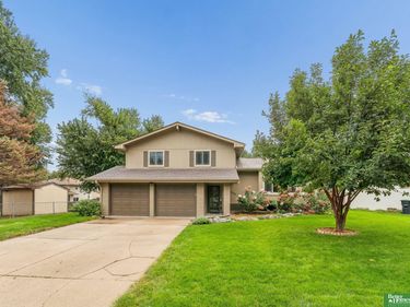 16065 Oak Street, Omaha, NE 68130