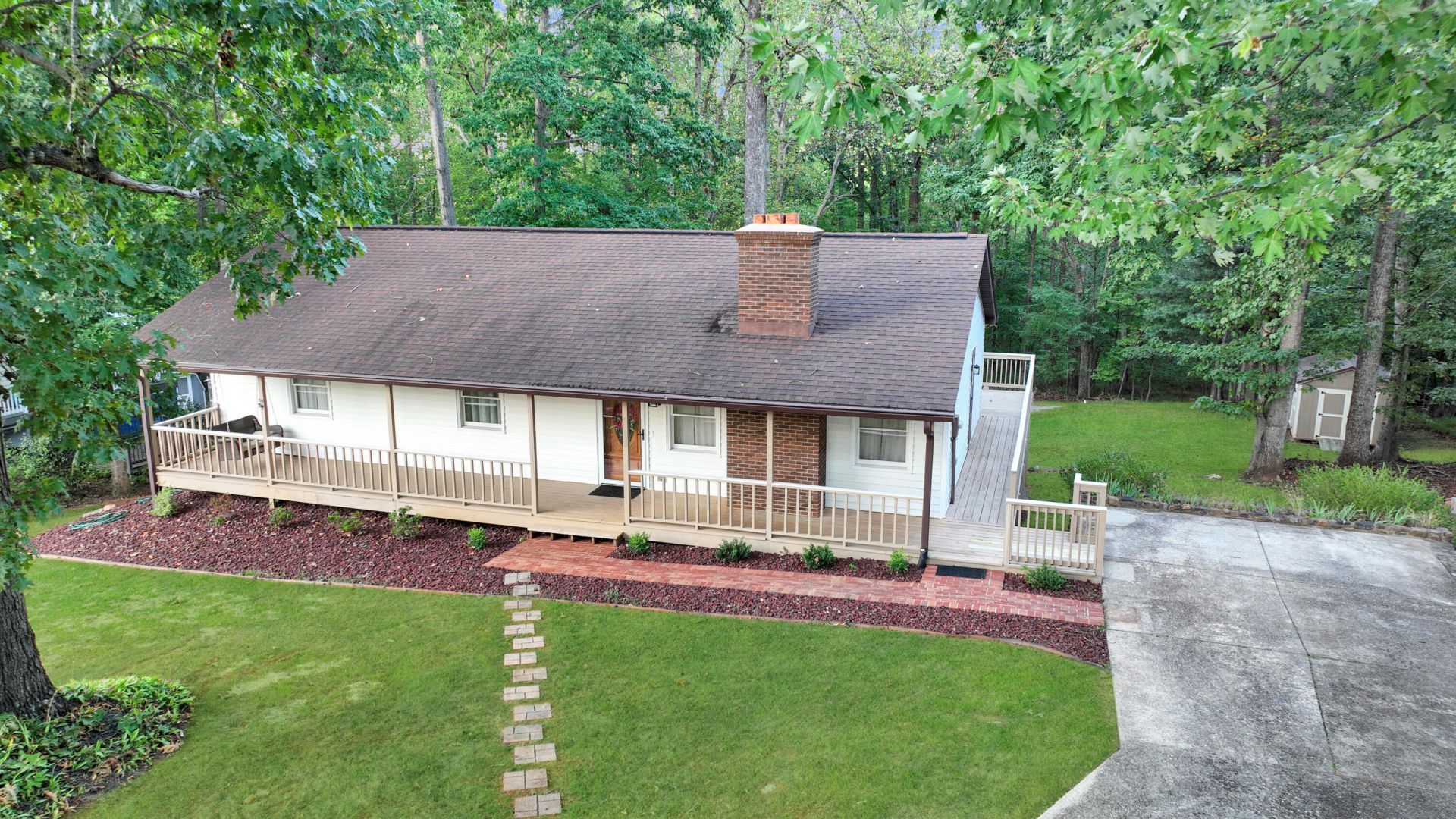 1111 Fairview Dr, Bedford, VA 24523 Main Photo