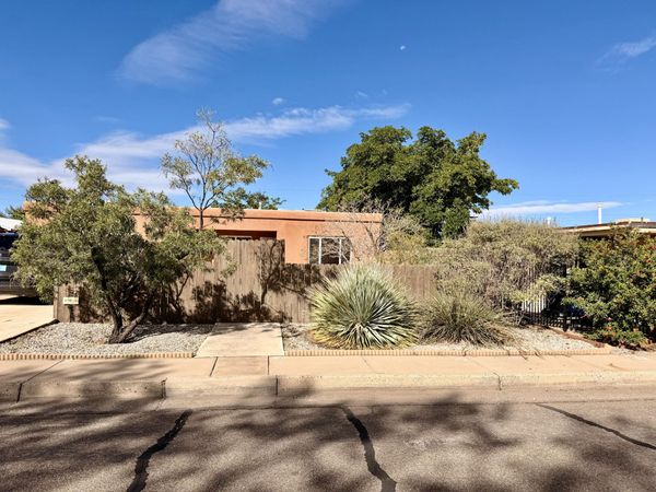 2433 Valencia Drive NE, Albuquerque, NM 87110