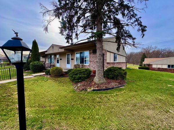 25225 Potomac Drive, Unit 8, South Lyon, MI 48178