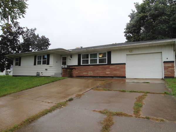 1704 N 4th Street , Clinton, IA 52732