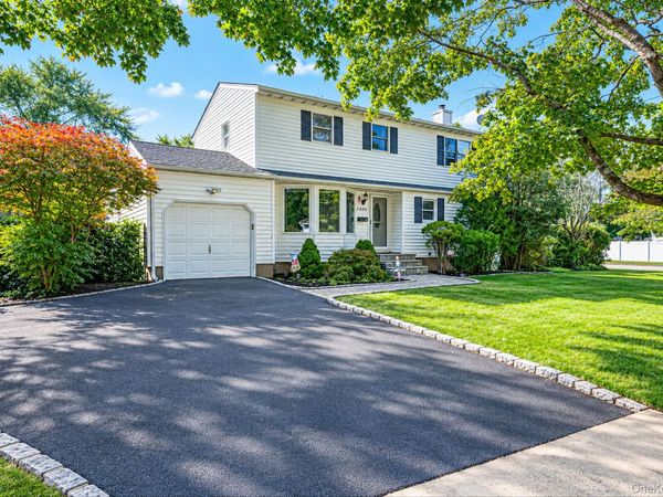 1400 Wave Avenue, Medford, NY 11763