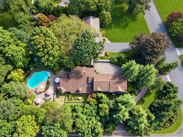 100 Edgewood Avenue , Smithtown, NY 11787