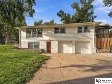1009 S Madison Street, Papillion, NE 68046