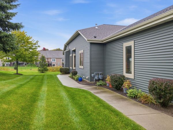 W206N16187 Stonebrook Dr, Jackson, WI 53037