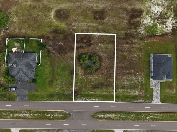 1735 DIPLOMAT PKWY W , Cape Coral, FL 33993