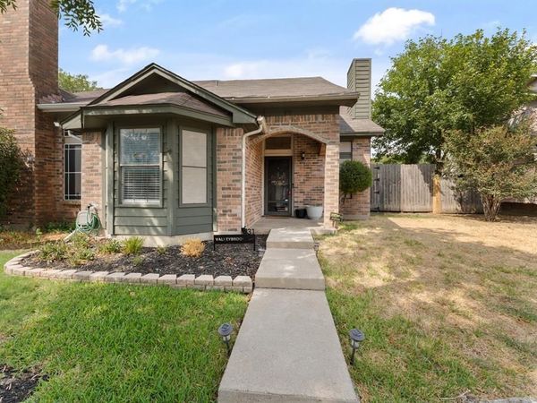 831 Valleybrooke Drive , Arlington, TX 76001