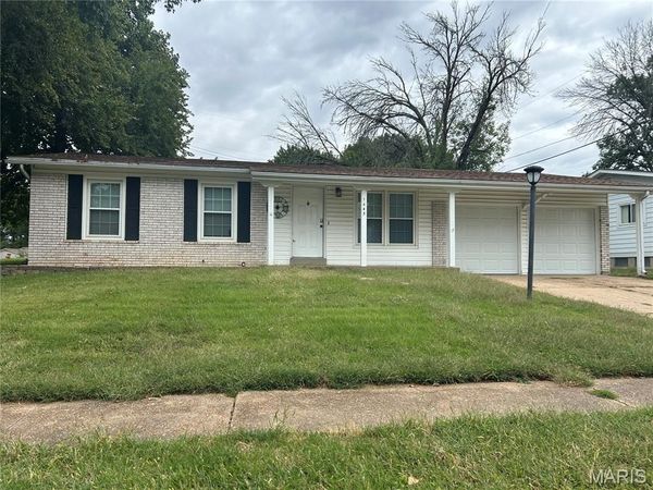 1445 El Centro Drive, Florissant, MO 63031