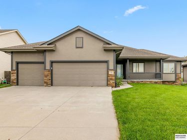 1402 N 180th Avenue, Elkhorn, NE 68022