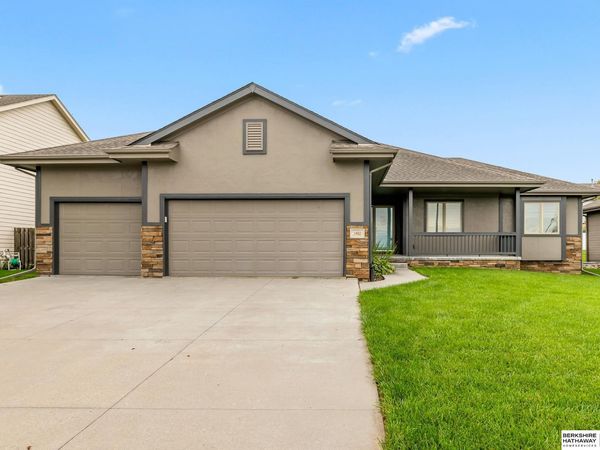 1402 N 180th Avenue, Elkhorn, NE 68022