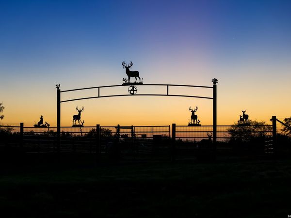 1909 Hubbard Rd, Cotulla, TX 78014