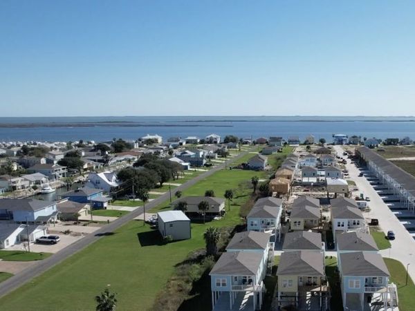107 WAKATOBI DR, Rockport, TX 78382