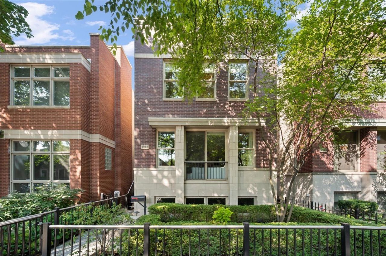 1942 N Wolcott Avenue, Chicago, IL 60622 Main Photo
