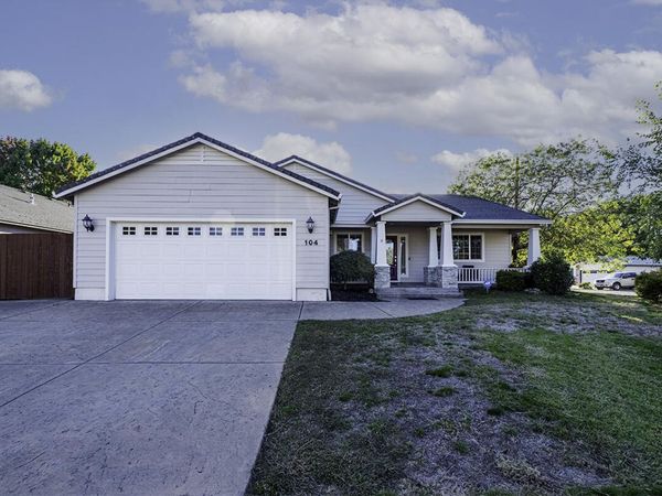 104 Glenwood Drive, Eagle Point, OR 97524
