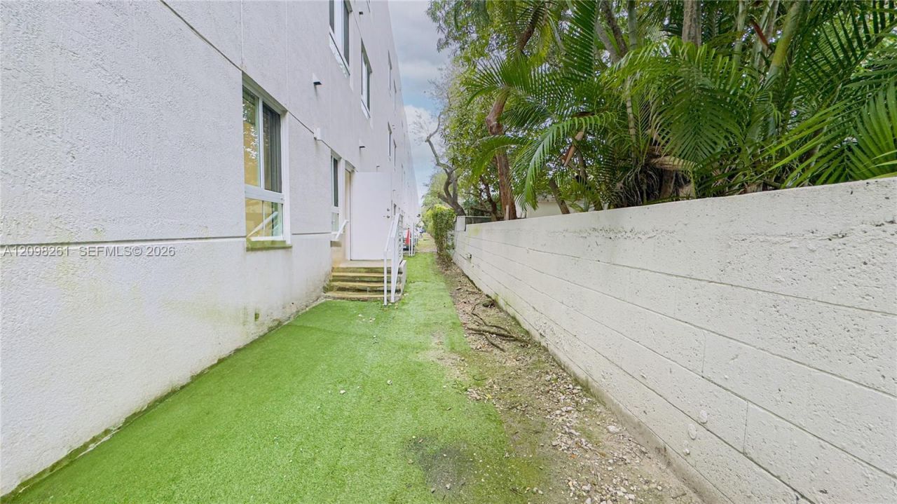 2555 NE 193rd St , Unit 2102, Miami, FL 33180 Photo