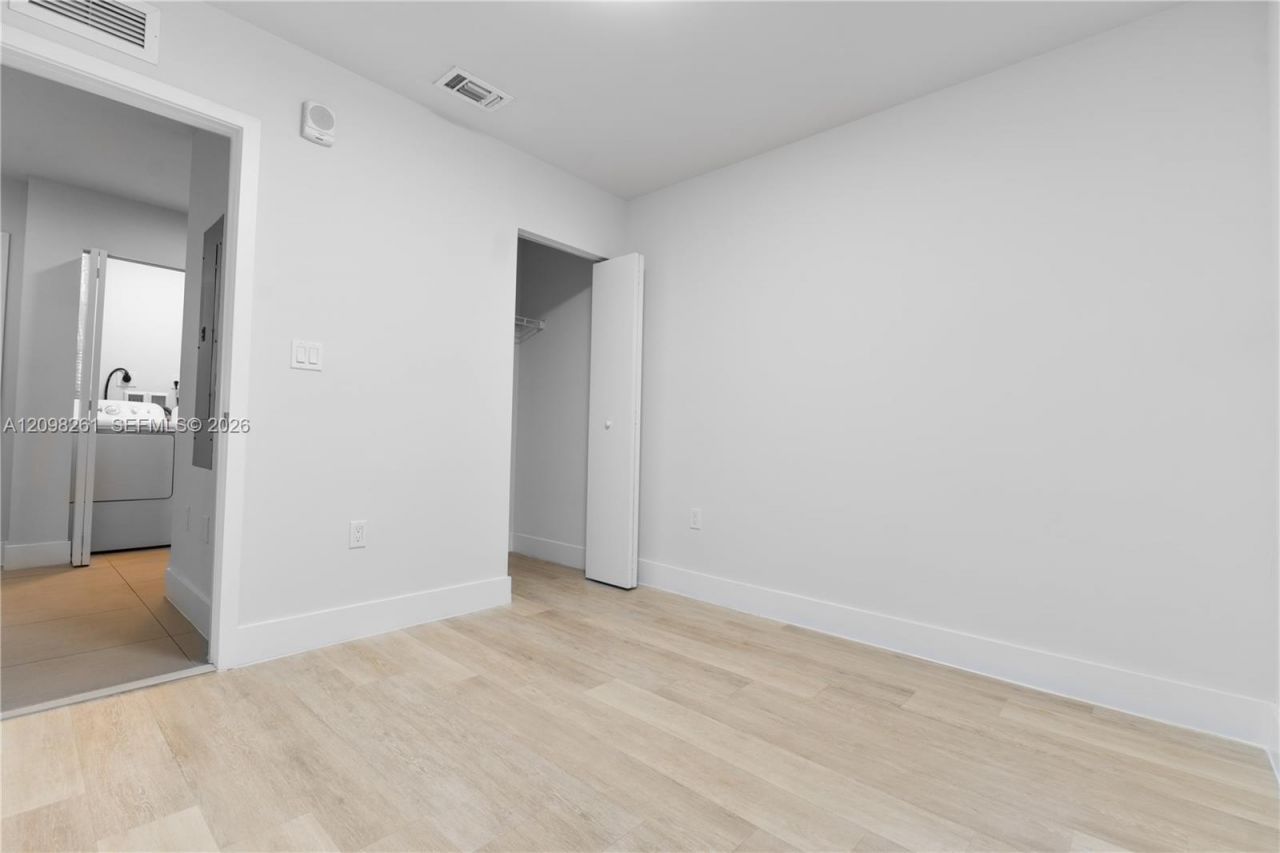 2555 NE 193rd St , Unit 2102, Miami, FL 33180 Photo