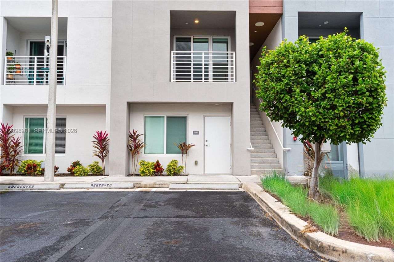 2555 NE 193rd St , Unit 2102, Miami, FL 33180 Photo
