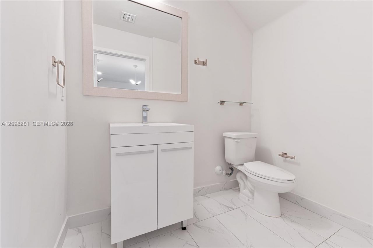 2555 NE 193rd St , Unit 2102, Miami, FL 33180 Photo