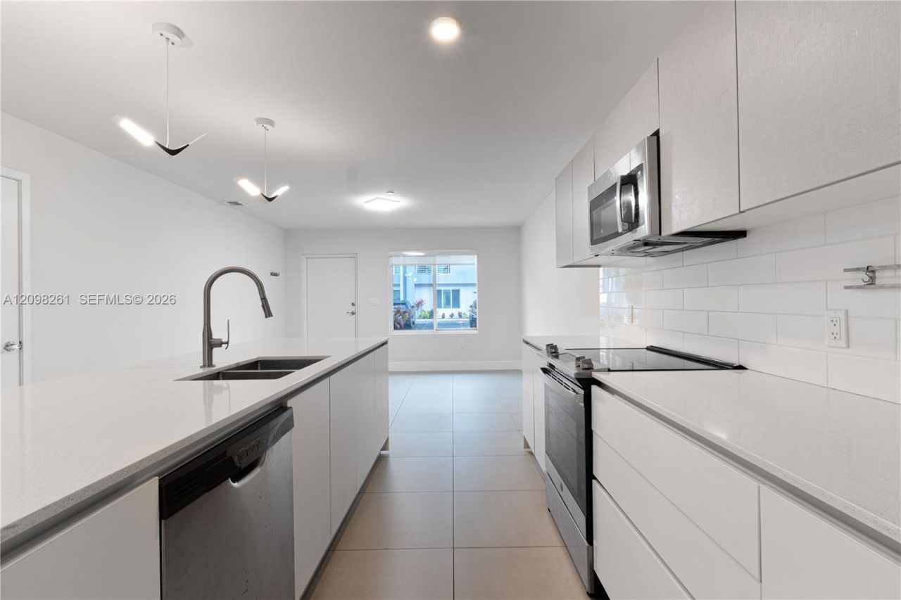 2555 NE 193rd St , Unit 2102, Miami, FL 33180 Photo