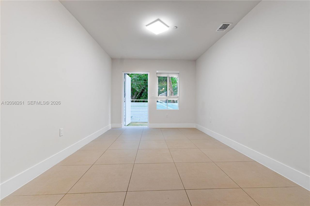2555 NE 193rd St , Unit 2102, Miami, FL 33180 Photo