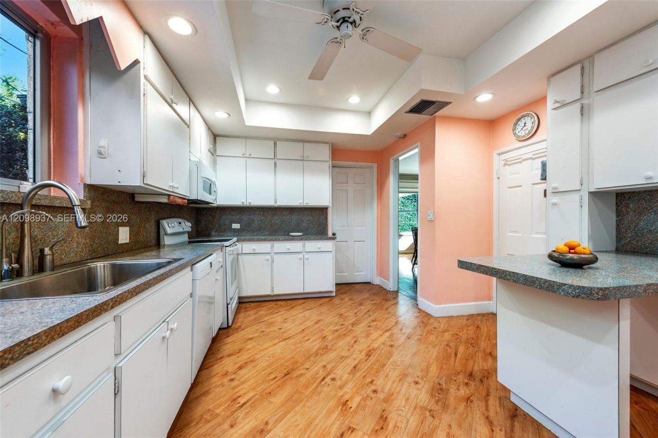 6415 Pine Tree Drive Cir, Miami Beach, FL 33141 Photo