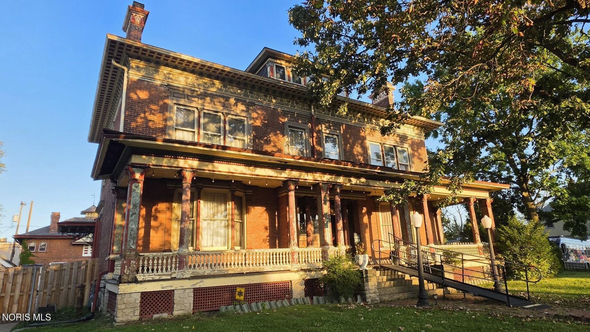 2256 Collingwood Boulevard, Toledo, OH 43620 Main Photo