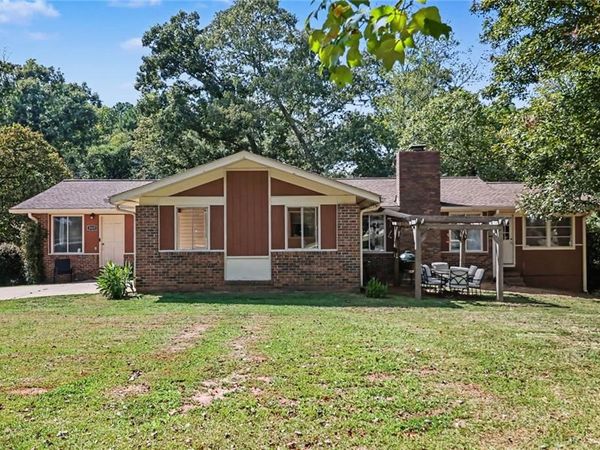 5829 Clarks Bridge Road , Clermont, GA 30527