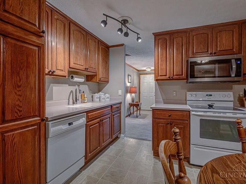 923 Beechmeadow Lane, Cincinnati, OH 45238 Photo 8