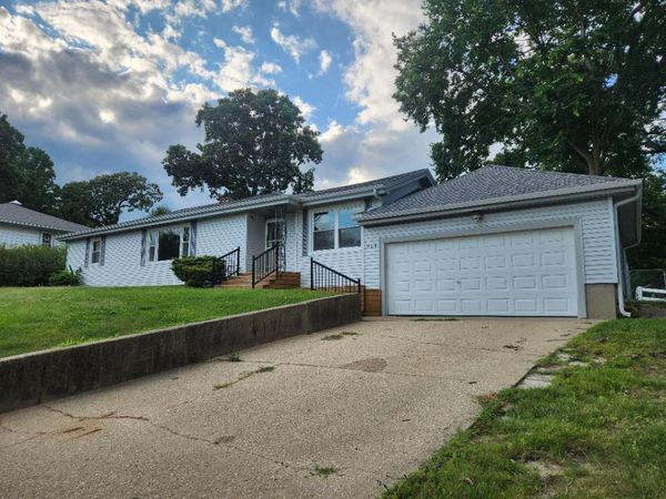 914 Oakleaf Avenue , McHenry, IL 60051