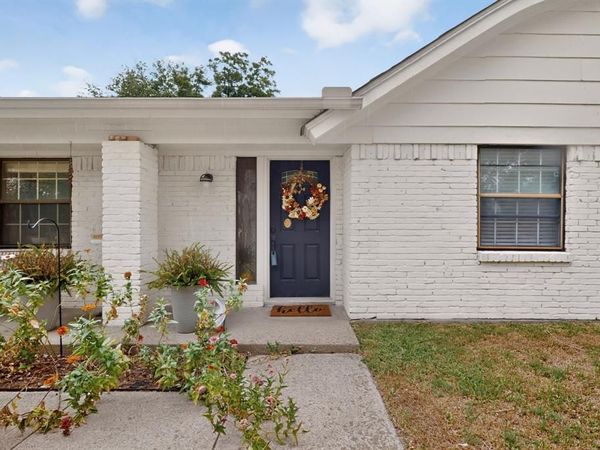 2060 Trailwood Drive W, Burleson, TX 76028