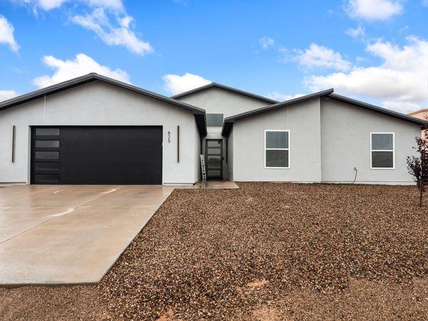 825 3rd Street NE, Rio Rancho, NM 87124