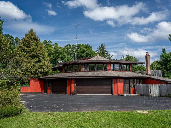 N6283 Fox Glen Road, Portage, WI 53901