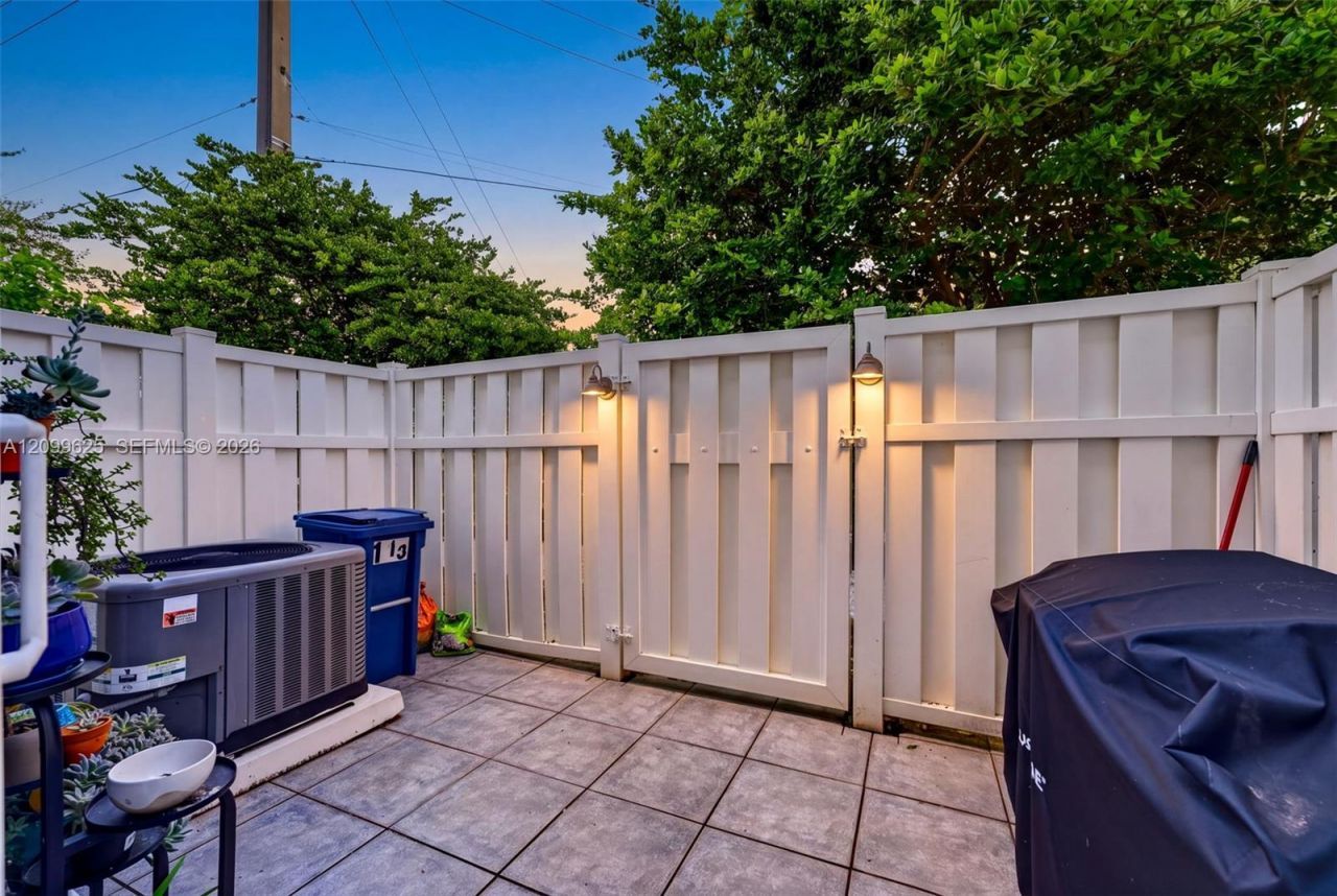 105 Riviera Cir , Weston, FL 33326 Photo