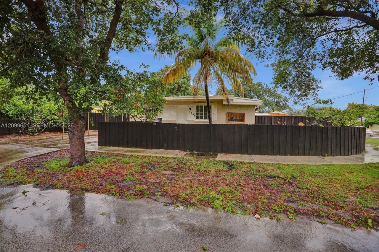 1699 NE 157th Ter , North Miami Beach, FL 33162 Photo