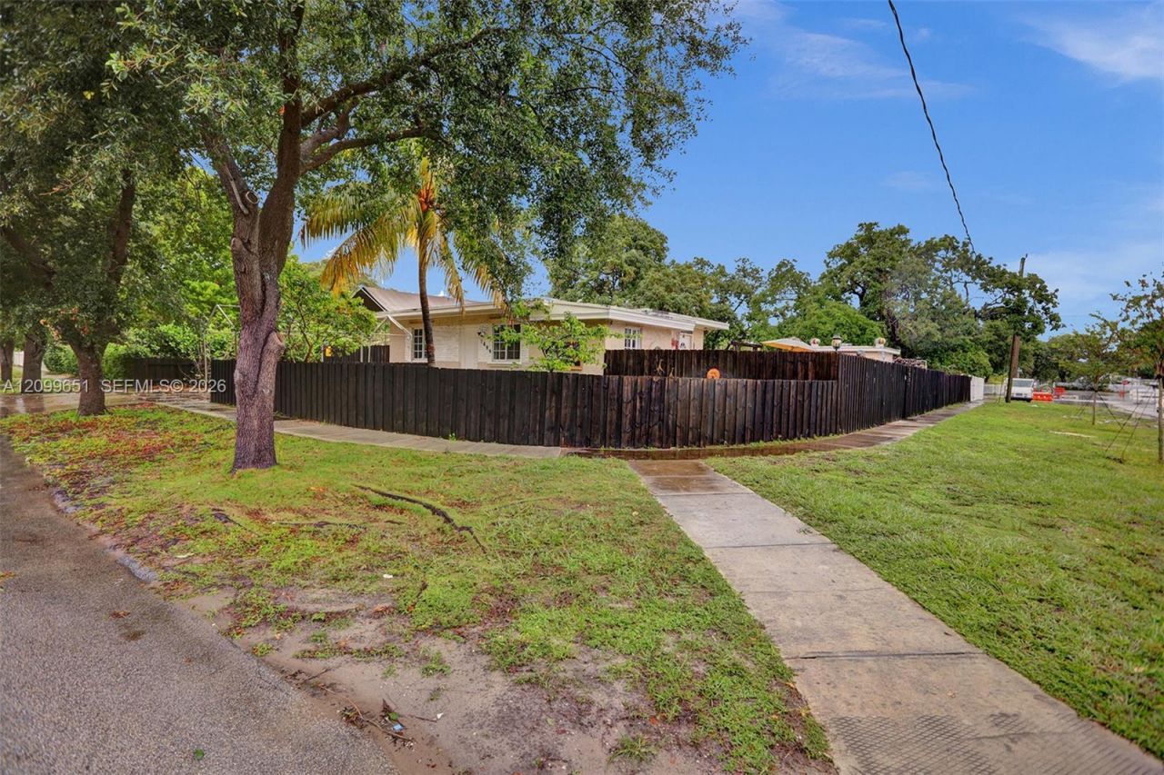 1699 NE 157th Ter , North Miami Beach, FL 33162 Photo
