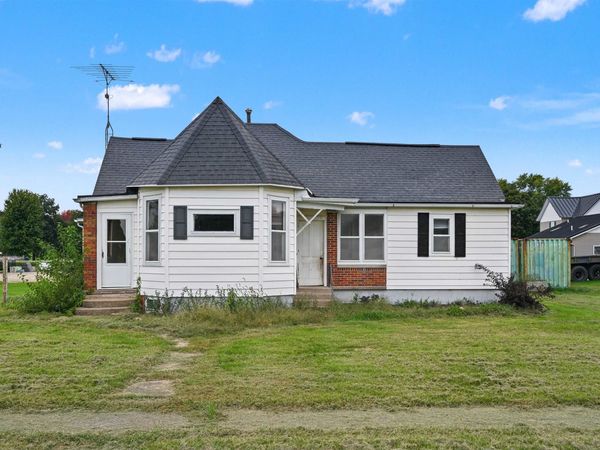 506 Buchanan St SW , Cascade, IA 52033