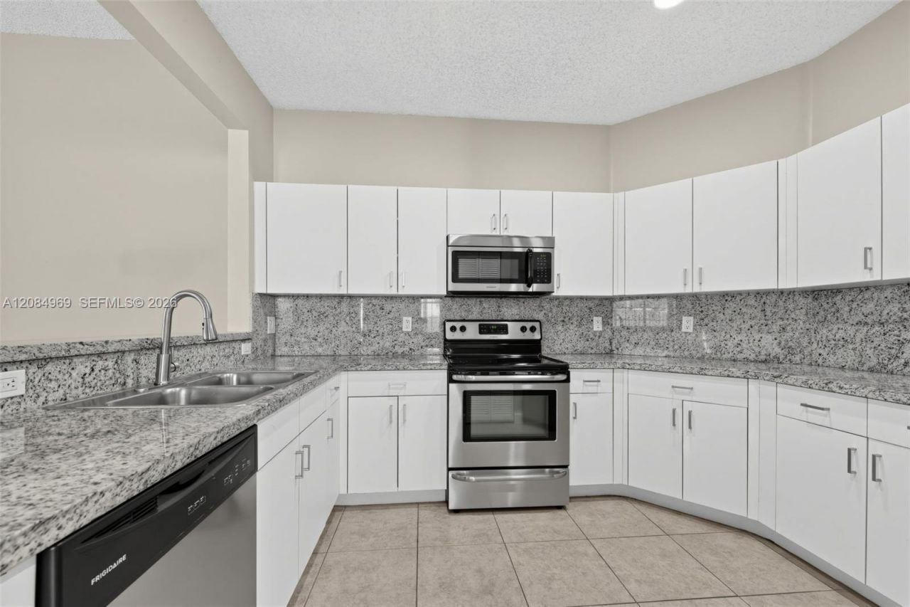 335 Cambridge Dr, Weston, FL 33326 Photo