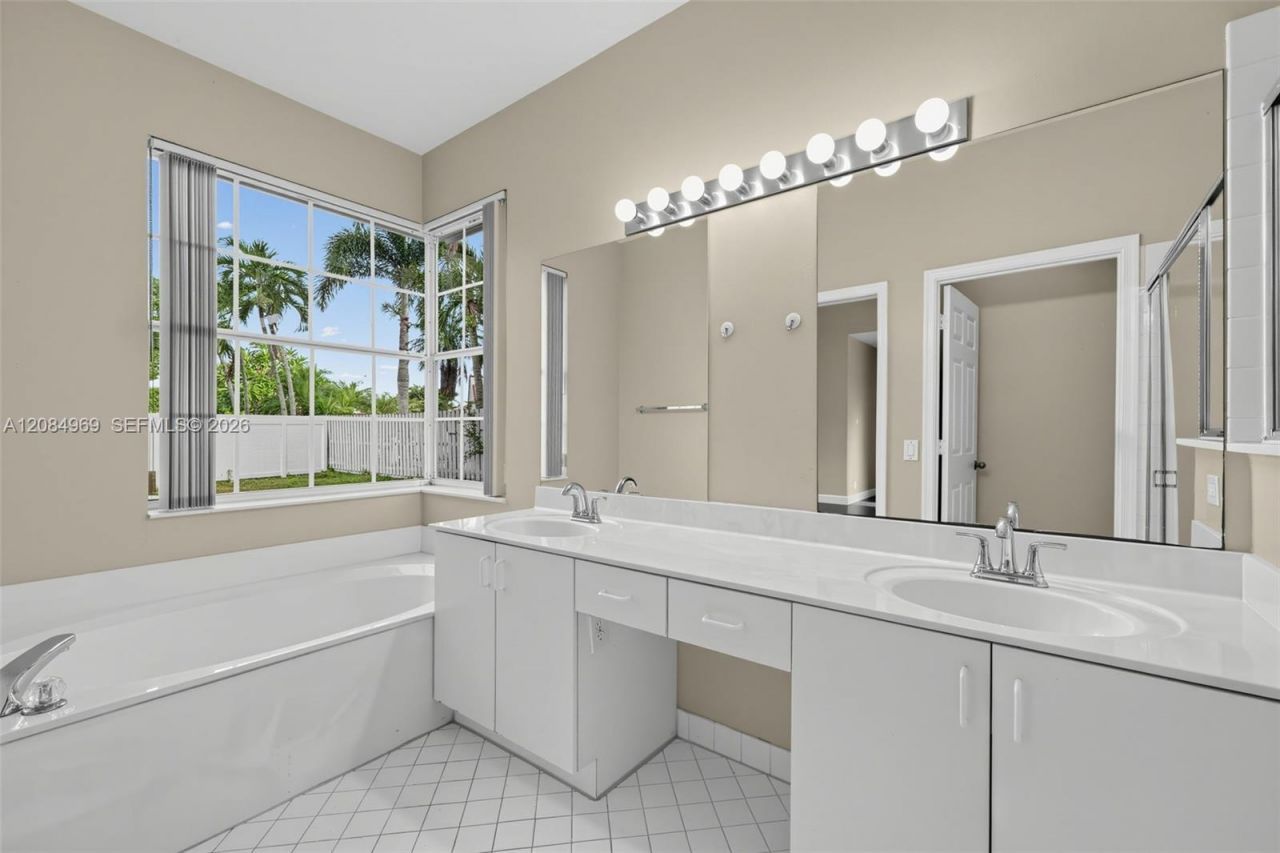 335 Cambridge Dr, Weston, FL 33326 Photo