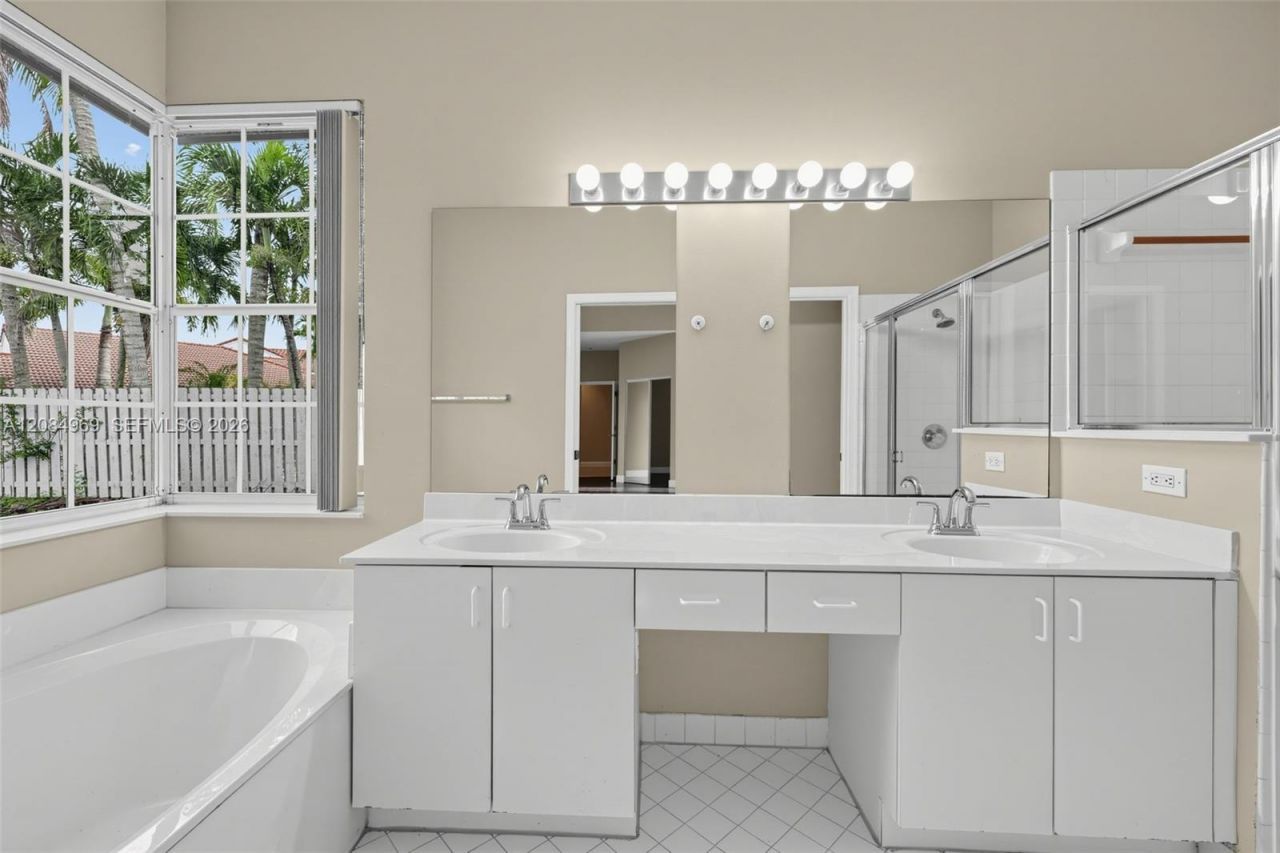 335 Cambridge Dr, Weston, FL 33326 Photo