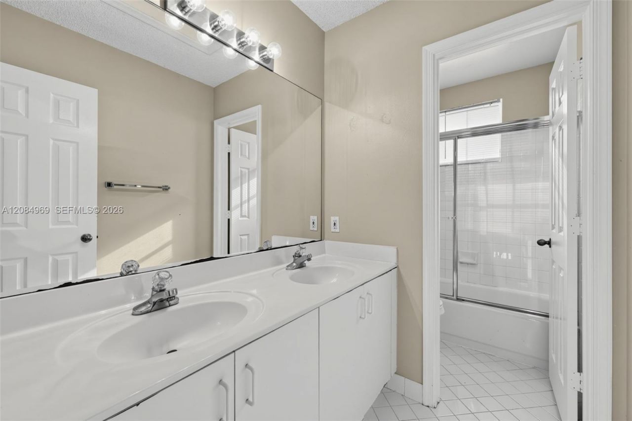335 Cambridge Dr, Weston, FL 33326 Photo
