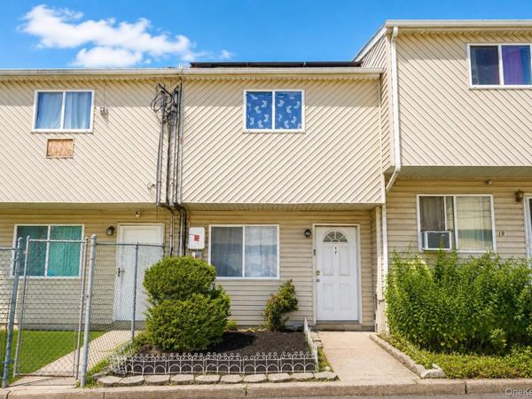 17 Betty Court , Staten Island, NY 10303