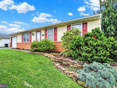 124 TREELINE DRIVE, NEWMANSTOWN, PA 17073
