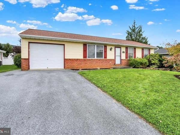 124 TREELINE DRIVE , NEWMANSTOWN, PA 17073