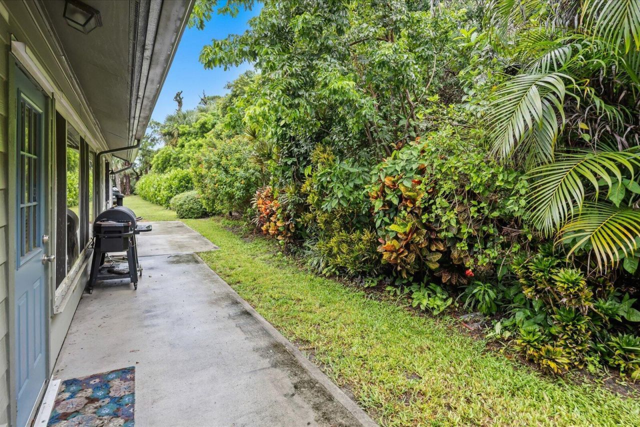 663 NE Wax Myrtle Way, Jensen Beach, FL 34957 Photo
